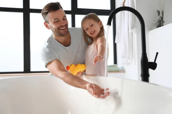Vater Mit Seiner Süßen Kleinen Tochter Die Badewanne Badezimmer Füllt — Stockfoto