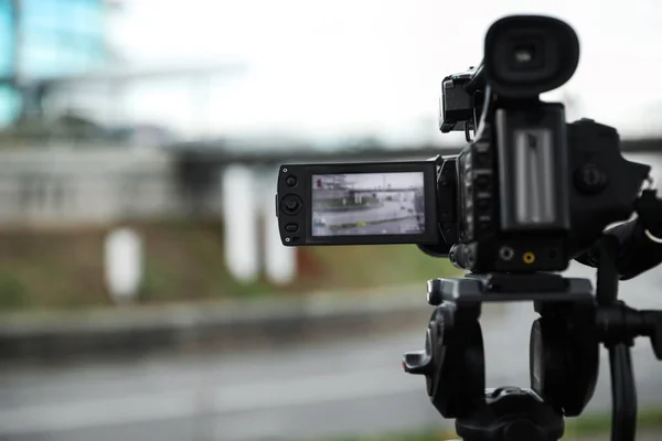 屋外のプロ用ビデオカメラ テキストのスペース — ストック写真