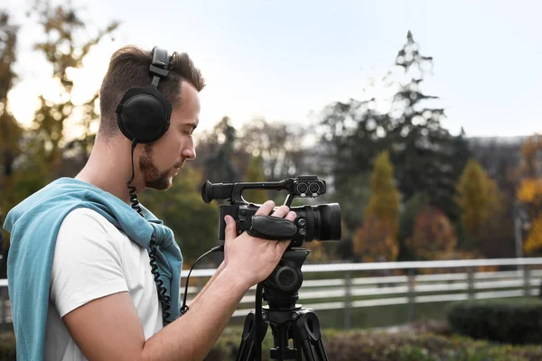 Video Operador Con Cámara Profesional Trabajando Aire Libre — Foto de Stock