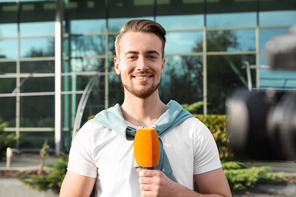 Jeune Journaliste Masculin Avec Microphone Travaillant Dans Rue Ville — Photo