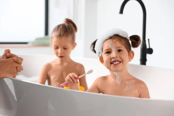 Young Father Little Daughters Bathroom — Stock Photo, Image
