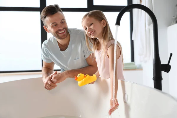 Pai Com Sua Filha Pequena Bonito Banheira Enchimento Banheiro — Fotografia de Stock