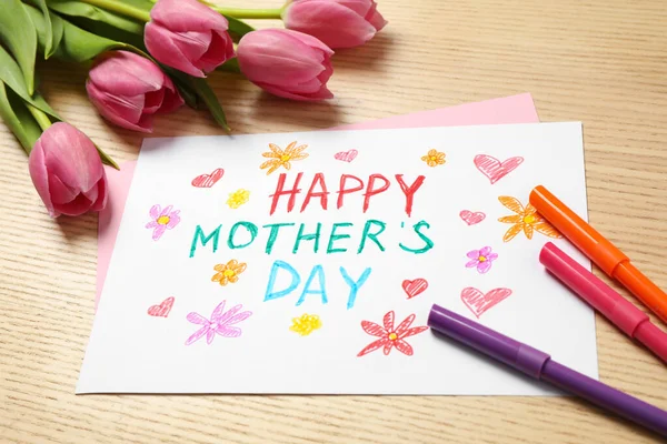 Tarjeta Felicitación Para Día Madre Rotuladores Tulipanes Sobre Fondo Madera — Foto de Stock
