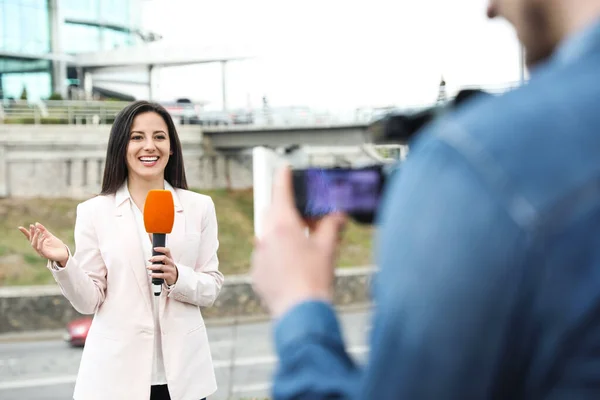 Şehir Caddesinde Çalışan Genç Gazeteci Video Operatörü — Stok fotoğraf