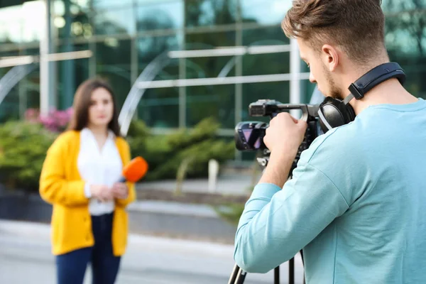 Ung Journalist Och Videooperatör Som Arbetar City Street Plats För — Stockfoto