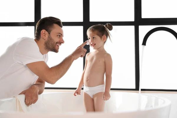 Padre Joven Con Linda Hijita Baño — Foto de Stock