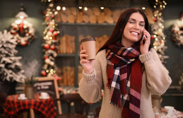 Красива Жінка Чашкою Кави Розмовляє Мобільному Телефоні Прикрашеному Кафе Святкування — стокове фото