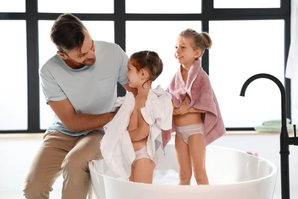 Jonge Vader Met Kleine Dochters Badkamer — Stockfoto