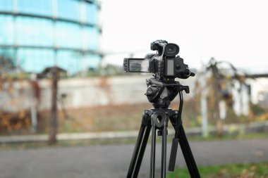 Profesyonel video kamera açık havada. Metin için boşluk