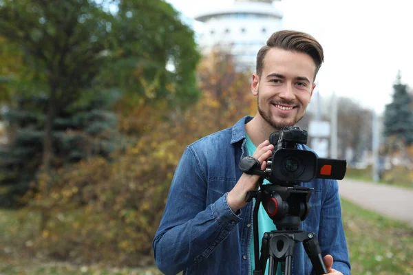 Opérateur Vidéo Avec Caméra Travaillant Dans Parc Espace Pour Texte — Photo