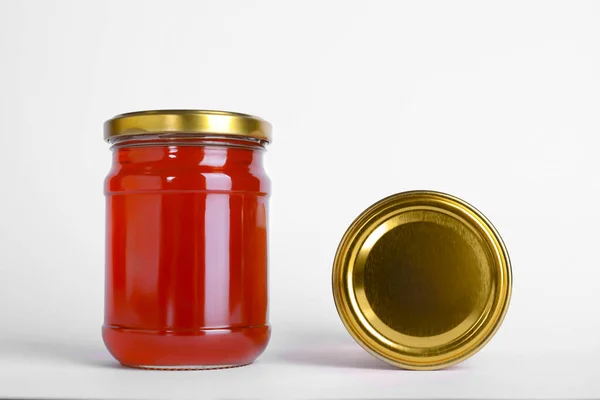 Glasburkar av vildblomma honung isolerad på vit — Stockfoto