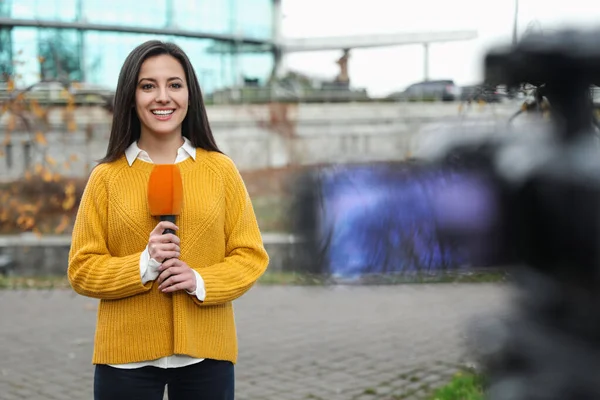 Молода Жінка Журналістка Мікрофоном Працює Міській Вулиці — стокове фото