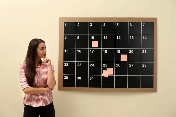 Ung Vacker Kvinna Nära Ombord Kalender Inomhus — Stockfoto