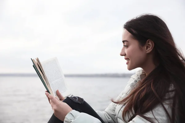 Donna Che Legge Libro Vicino Fiume Giorno Nuvoloso — Foto Stock