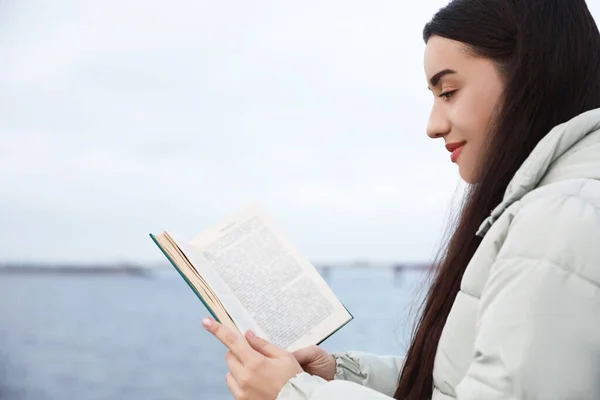 Woman Reading Book River Cloudy Day — Stock Photo, Image