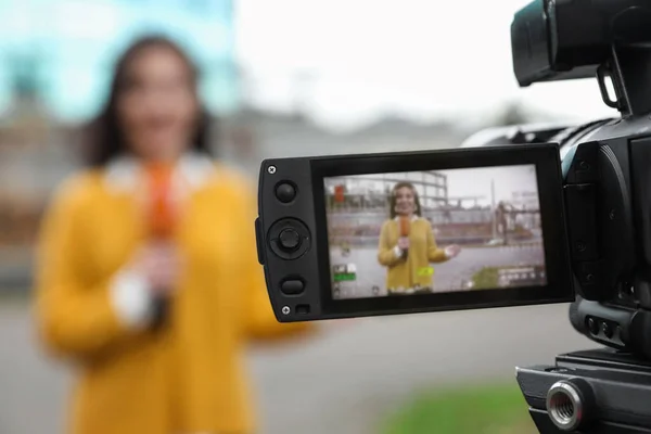 Fiatal Női Újságíró Mikrofonnal Dolgozik Város Utcájában Fókuszál Kamera Kijelzőre — Stock Fotó