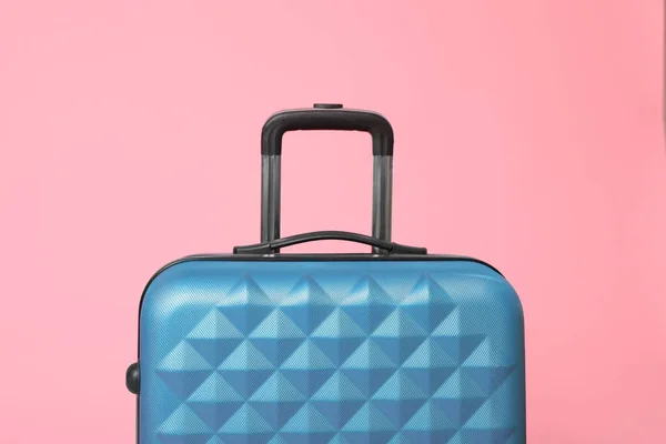 Стильна синя валіза, упакована для подорожей на рожевому фоні — стокове фото