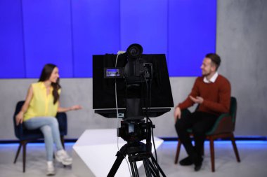 Stüdyoda çalışan sunucular, video kameraya odaklanın.