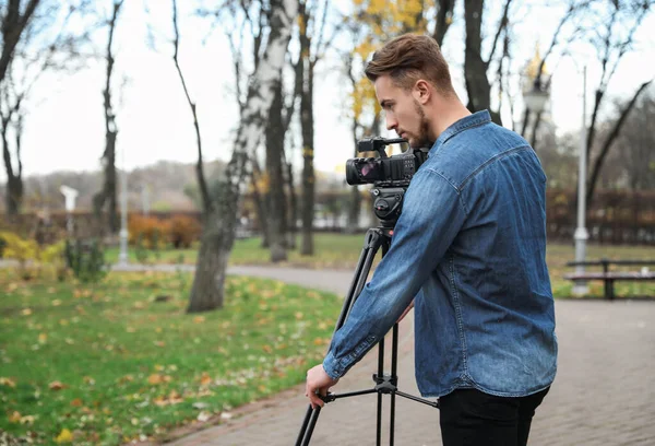 Opérateur Vidéo Avec Caméra Travaillant Dans Parc Espace Pour Texte — Photo