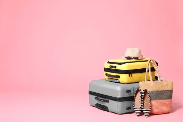 Stylowe walizki z akcesoriami plażowymi na różowym tle. Uzdrowisko — Zdjęcie stockowe