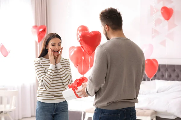 Hombre Joven Presentando Regalo Novia Dormitorio Decorado Con Globos Forma — Foto de Stock