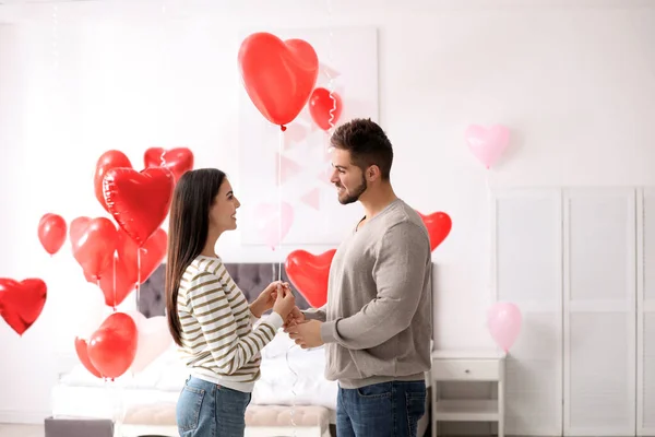 Schönes Junges Paar Schlafzimmer Mit Herzförmigen Luftballons Dekoriert Valentinstag Feier — Stockfoto