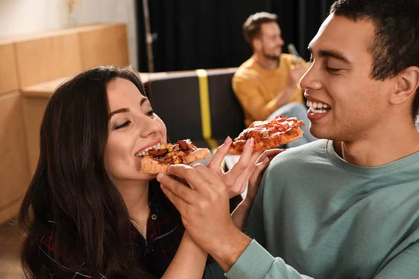 Casal Jovem Comendo Pizza Deliciosa Café Close — Fotografia de Stock