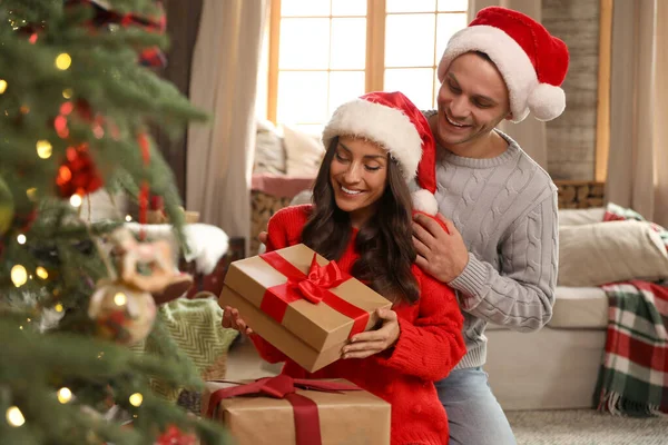 Glückliches Paar Mit Geschenkschachteln Weihnachtlich Dekorierten Wohnzimmer — Stockfoto