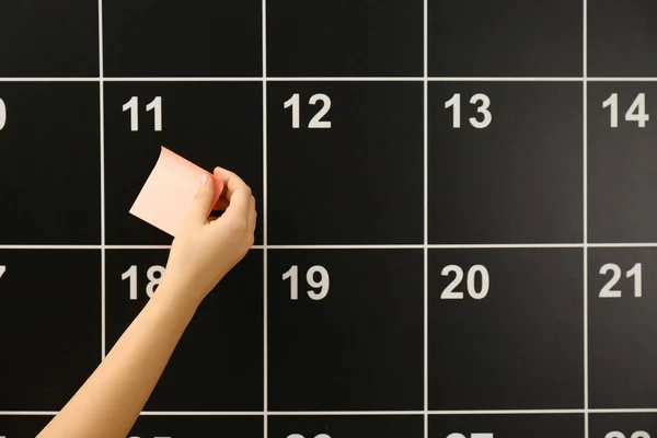 Женщина Наклеивает Наклейки Календарь Крупным Планом — стоковое фото