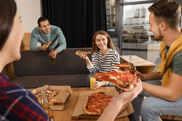 一群朋友在咖啡店里享受着美味的披萨派对 — 图库照片