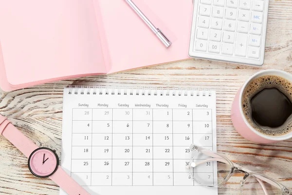 Composition Plate Avec Calendrier Tasse Café Sur Table Bois Blanc — Photo