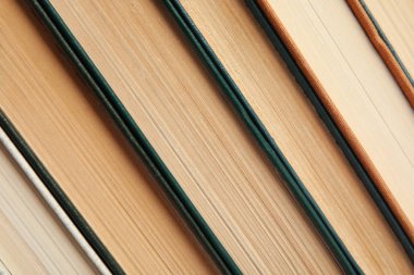 Arka plan olarak birçok eski kitap, üst görünüm