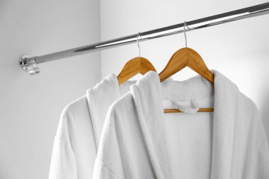 Dolapta asılı yumuşak, rahat bornozlar.