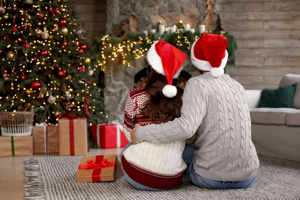 Happy Young Couple Wearing Santa Hats Living Room Decorated Christmas — Stock Photo, Image