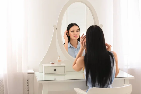 Hermosa Joven Mujer Mirándose Espejo Interior —  Fotos de Stock