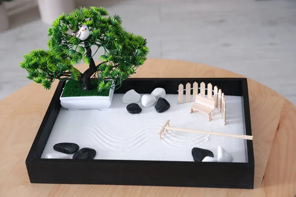Gyönyörű miniatűr zen kert fából készült asztal beltéri — Stock Fotó