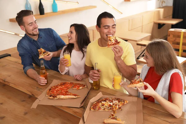 Groupe Amis Faire Fête Avec Délicieuses Pizzas Café — Photo