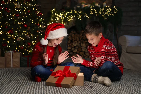 Glückliche Kinder Mit Magischem Weihnachtsgeschenk Auf Dem Fußboden Hause — Stockfoto