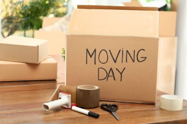 Sözcüklerle karton kutu Gün Taşıma ve tahta üzerinde ambalaj ögeleri