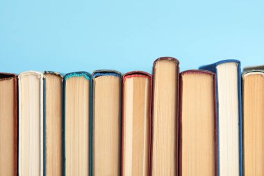 Açık mavi arkaplan üzerine eski kitapların koleksiyonu