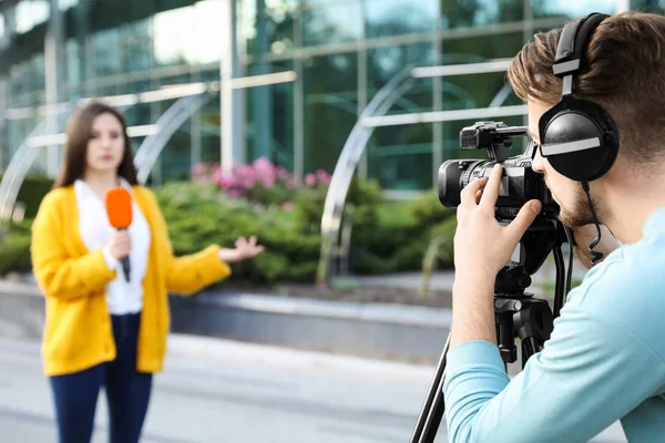 Молодий Журналіст Відеооператор Який Працює Міській Вулиці Простір Тексту — стокове фото