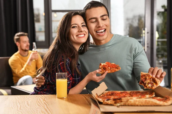 Casal Jovem Comendo Pizza Deliciosa Café — Fotografia de Stock