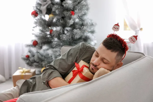 Человек Подарочной Коробкой Спит Диване После Новогодней Вечеринки — стоковое фото