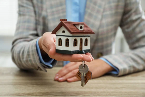 Immobilienmakler Mit Hausmodell Und Schlüssel Holztisch Nahaufnahme — Stockfoto