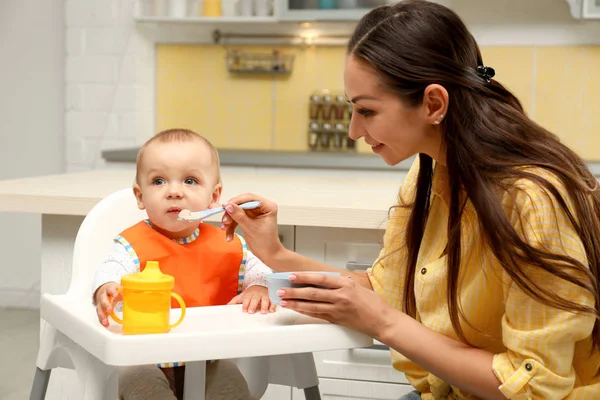 Jonge Moeder Voeden Haar Kleine Baby Thuis — Stockfoto