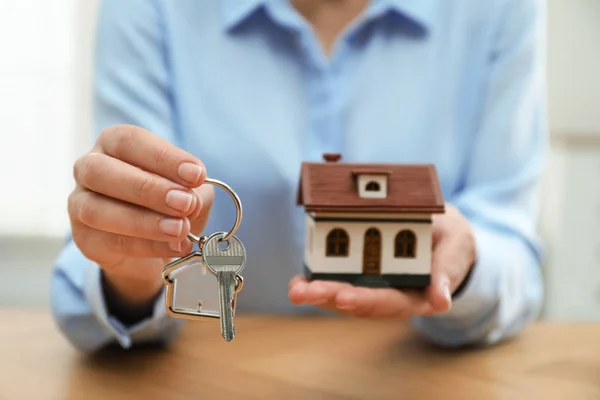 Immobilienmakler Mit Hausmodell Und Schlüssel Holztisch Nahaufnahme — Stockfoto
