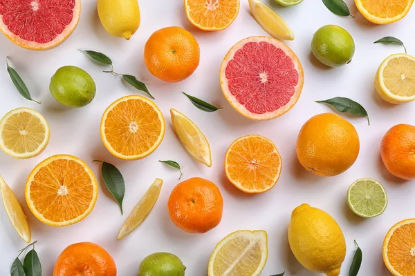 Composition Plate Avec Mandarines Différents Agrumes Sur Fond Blanc — Photo