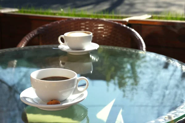 Filiżanka świeżej aromatycznej kawy przy stole w kawiarni — Zdjęcie stockowe