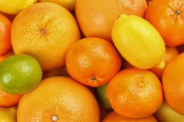 Arka plan olarak mandalina, portakal, limon ve limon, üst görünüm