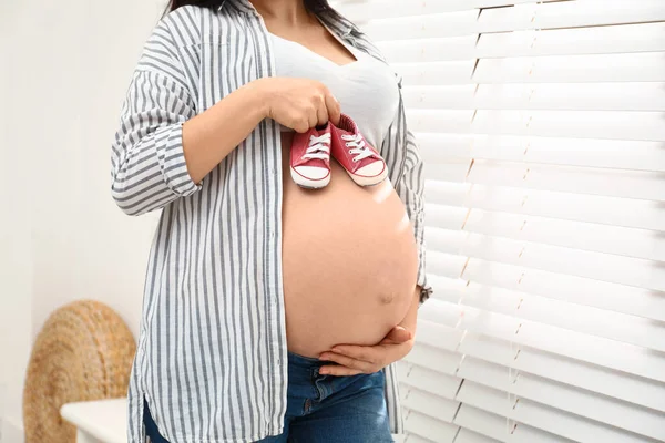 Kobieta Ciąży Cute Dziecko Buty Domu Zbliżenie — Zdjęcie stockowe